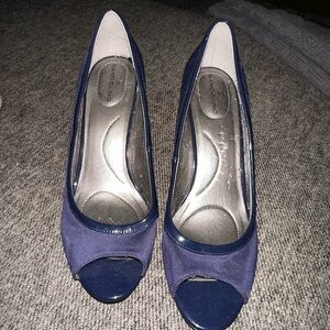Bandolino Blue Heels Classic Elegance new without tags